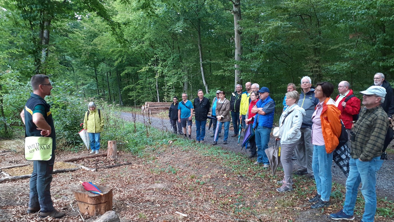 Revierförster Theo Wöhr und Teilnehmer der Waldbegehung im Forst am Baiselsberg.  Foto: Glemser