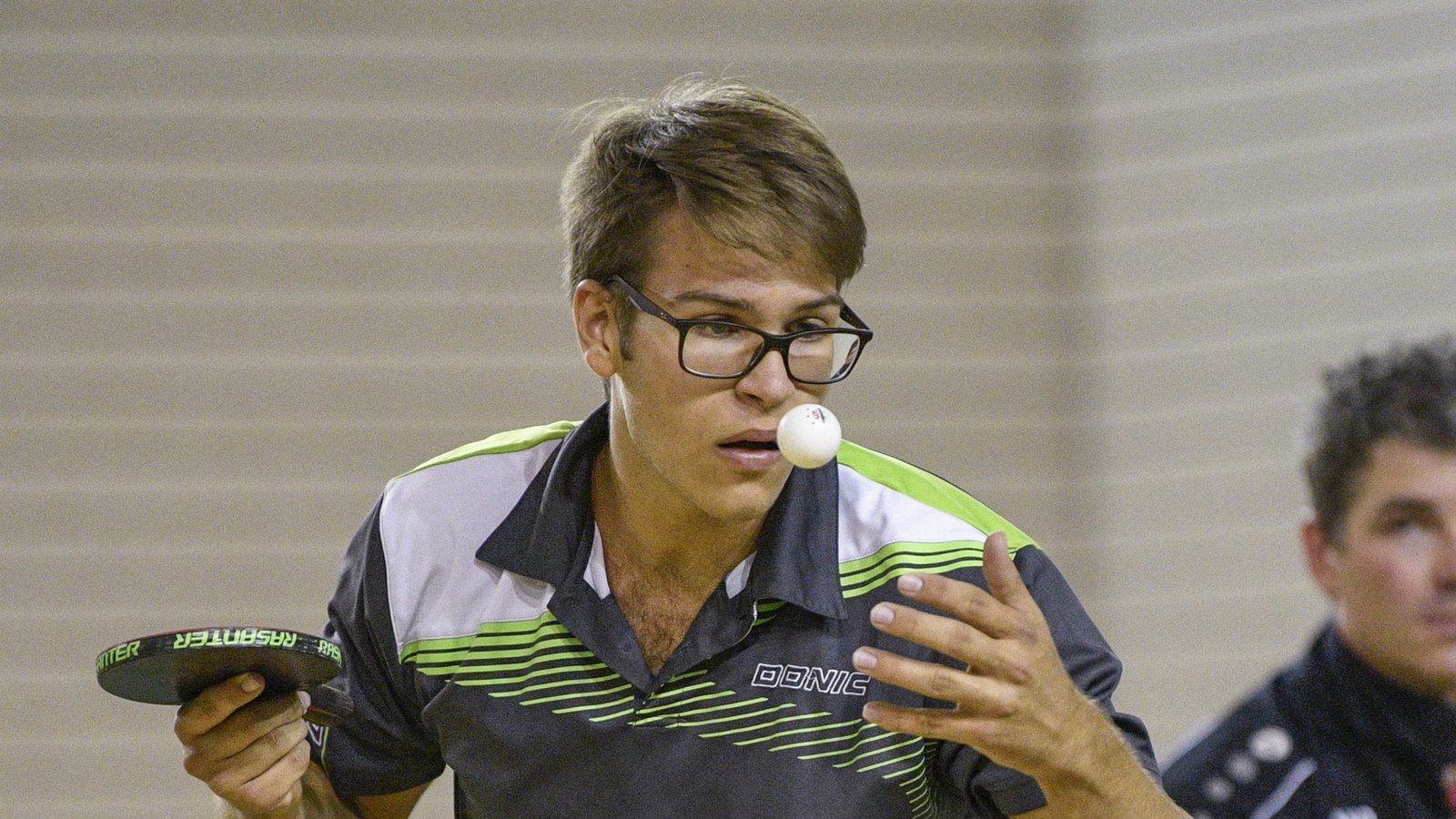 Pascal Wisirenko aus Hochdorf steht bei der Bezirksmeisterschaft an der Platte. Foto: Leitner