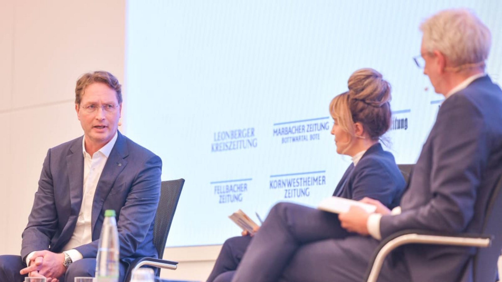 Wohin lenkt Ola Källenius Mercedes? In der Sparkassenakademie in Stuttgart zeigt der Mercedes-Chef im Gespräch mit Chefredakteur Joachim Dorf und der stellvertretenden Chefredakteurin Anne Guhlich Wege aus der Krise auf.Max Kovalenko