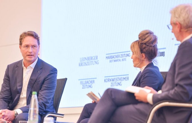Wohin lenkt Ola Källenius Mercedes? In der Sparkassenakademie in Stuttgart zeigt der Mercedes-Chef im Gespräch mit Chefredakteur Joachim Dorf und der stellvertretenden Chefredakteurin Anne Guhlich Wege aus der Krise auf.<span class='image-autor'>Max Kovalenko</span>