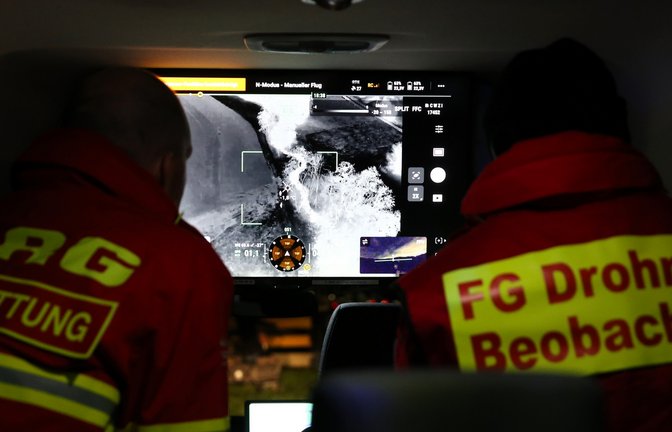 Aus Mönsheim ist die Fachgruppe Drohnen der DLRG in den Nachbarort gekommen, um bei der Suche nach dem flüchtigen Unfallfahrer zu helfen. Das Wärmebild aus der Luft zeigt schnell Erfolg.