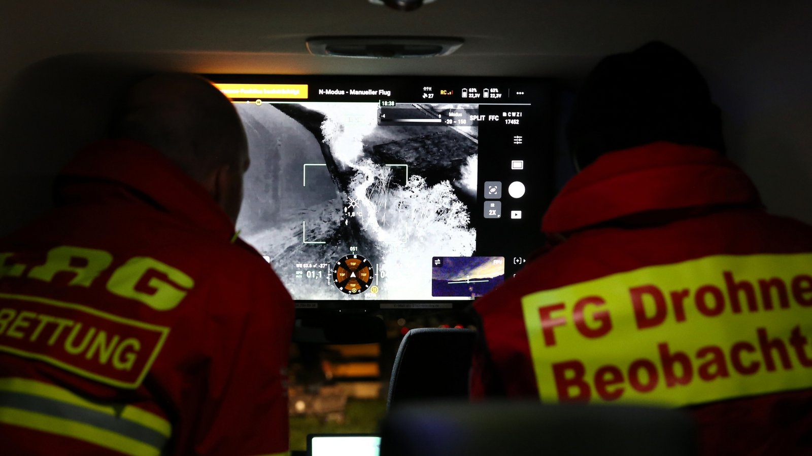 Aus Mönsheim ist die Fachgruppe Drohnen der DLRG in den Nachbarort gekommen, um bei der Suche nach dem flüchtigen Unfallfahrer zu helfen. Das Wärmebild aus der Luft zeigt schnell Erfolg.