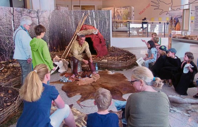 Museumsbesucher erfahren auf anschauliche Weise etwas über den Alltag eines Steinzeitmenschen. Foto: Archiv