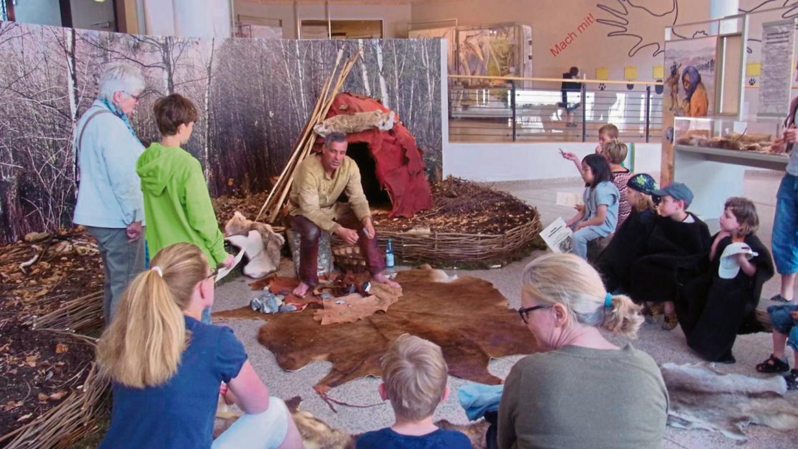 Museumsbesucher erfahren auf anschauliche Weise etwas über den Alltag eines Steinzeitmenschen. Foto: Archiv