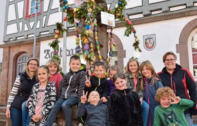 Der Osterbrunnen in Horrheim wurde zum wiederholten Male auch in diesem Jahr durch die Horrheimer Kinder und den Kinder- und Jugendfreizeitverein mit Grüngestecken, bunt bemalten Eiern und Basteleien der Kinder geschmückt. Er ziert seit einer Woche den Ma
