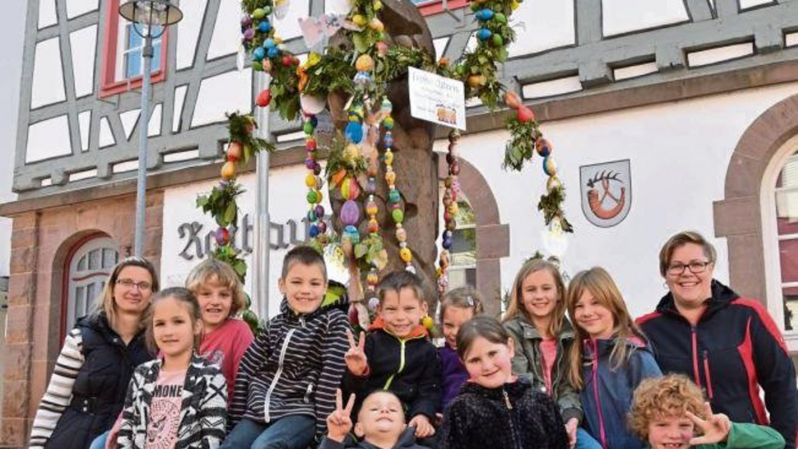 Der Osterbrunnen in Horrheim wurde zum wiederholten Male auch in diesem Jahr durch die Horrheimer Kinder und den Kinder- und Jugendfreizeitverein mit Grüngestecken, bunt bemalten Eiern und Basteleien der Kinder geschmückt. Er ziert seit einer Woche den Ma Der Osterbrunnen in Horrheim wurde zum wiederholten Male auch in diesem Jahr durch die Horrheimer Kinder und den Kinder- und Jugendfreizeitverein mit Grüngestecken, bunt bemalten Eiern und Basteleien der Kinder geschmückt. Er ziert seit einer Woche den Ma