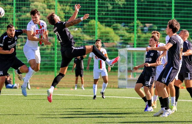 Bei dieser Flanke passiert dem GSV Maichingen (in Schwarz) noch nichts: In der zweiten Halbzeit aber schlägt der FC Esslingen (in Weiß) zweimal nach einer hohen Hereingabe zu.<span class='image-autor'>Eibner/Sören Herweg</span>