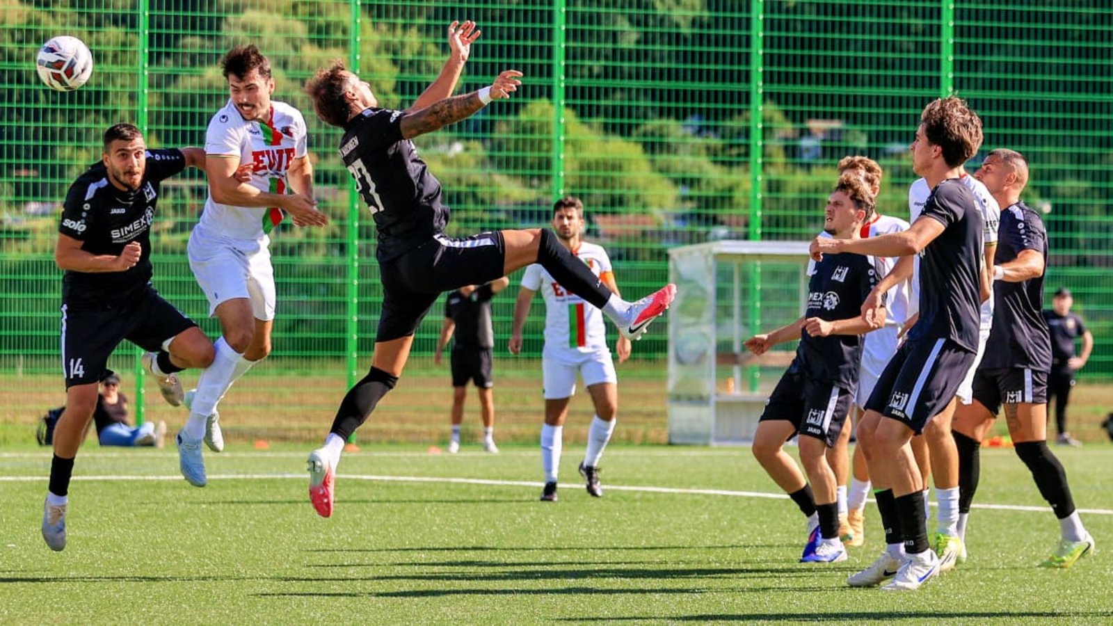Bei dieser Flanke passiert dem GSV Maichingen (in Schwarz) noch nichts: In der zweiten Halbzeit aber schlägt der FC Esslingen (in Weiß) zweimal nach einer hohen Hereingabe zu.Eibner/Sören Herweg Bei dieser Flanke passiert dem GSV Maichingen (in Schwarz) noch nichts: In der zweiten Halbzeit aber schlägt der FC Esslingen (in Weiß) zweimal nach einer hohen Hereingabe zu.Eibner/Sören Herweg