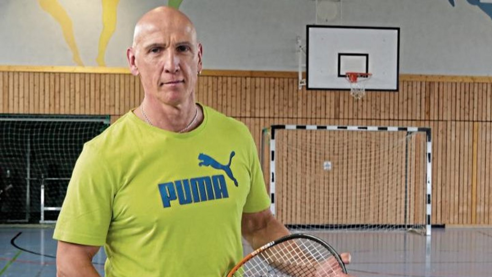Sportbeamter Klaus Talmon kümmert sich um die Fitness der Gefangenen und leitet das Training in der JVA-eigenen Sporthalle. Foto: Friedrich Sportbeamter Klaus Talmon kümmert sich um die Fitness der Gefangenen und leitet das Training in der JVA-eigenen Sporthalle. Foto: Friedrich