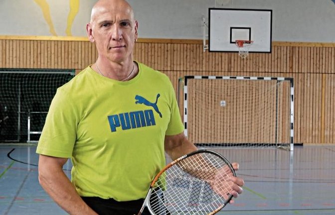 Sportbeamter Klaus Talmon kümmert sich um die Fitness der Gefangenen und leitet das Training in der JVA-eigenen Sporthalle. Foto: Friedrich