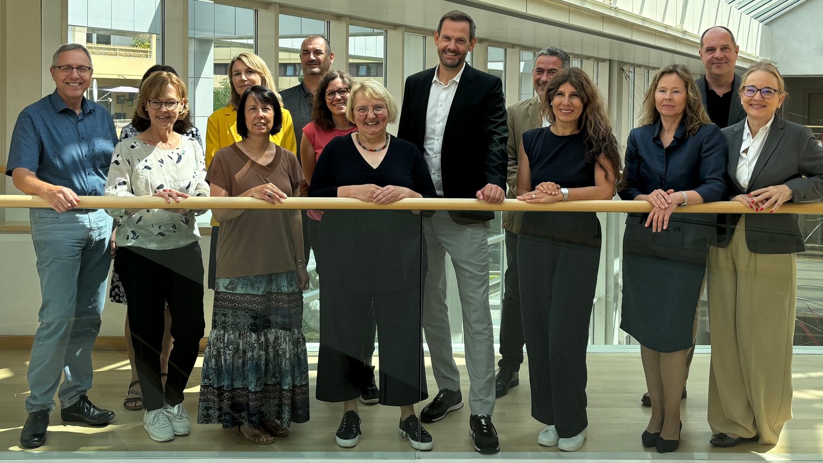Auf Einladung von Katja Mast (Mitte) tauschen sich Vertreter aus der regionalen Verwaltung, Wirtschaft und Politik bei einem runden Tisch im Landratsamt des Enzkreis über den Job-Turbo für Geflüchtete aus. Foto: Ebert-Rohleder Auf Einladung von Katja Mast (Mitte) tauschen sich Vertreter aus der regionalen Verwaltung, Wirtschaft und Politik bei einem runden Tisch im Landratsamt des Enzkreis über den Job-Turbo für Geflüchtete aus. Foto: Ebert-Rohleder