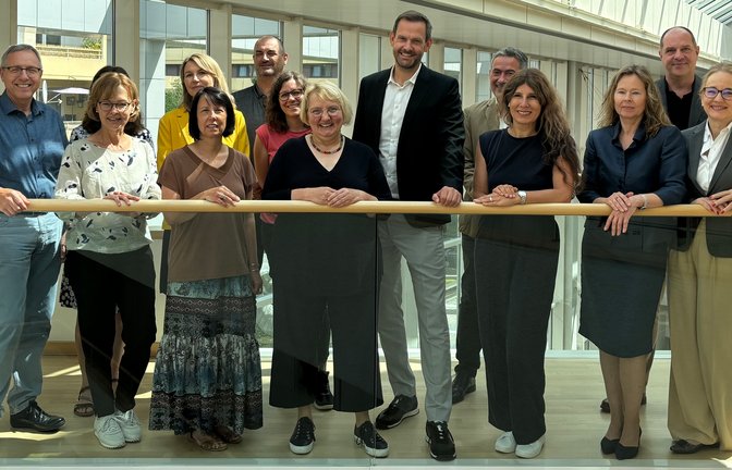 Auf Einladung von Katja Mast (Mitte) tauschen sich Vertreter aus der regionalen Verwaltung, Wirtschaft und Politik bei einem runden Tisch im Landratsamt des Enzkreis über den Job-Turbo für Geflüchtete aus.  <span class='image-autor'>Foto: Ebert-Rohleder</span>