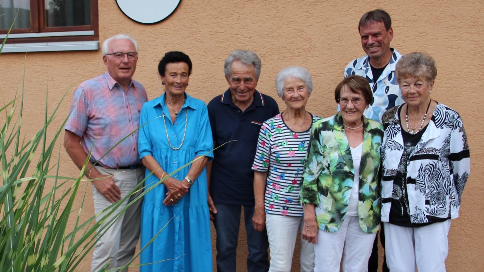 TSV-Vorstand Ulrich Ammon mit den Gründungsmitgliedern Ingrid Kenk, Hans Rüdinger, Ilona Rüdinger, Gerda Stäub, Anni Pascher (von links) mit Frank Huppenbauer (hinten). Foto: p TSV-Vorstand Ulrich Ammon mit den Gründungsmitgliedern Ingrid Kenk, Hans Rüdinger, Ilona Rüdinger, Gerda Stäub, Anni Pascher (von links) mit Frank Huppenbauer (hinten). Foto: p