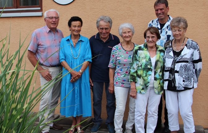 TSV-Vorstand Ulrich Ammon mit den Gründungsmitgliedern Ingrid Kenk, Hans Rüdinger, Ilona Rüdinger, Gerda Stäub, Anni Pascher (von links) mit Frank Huppenbauer (hinten). <span class='image-autor'>Foto: p</span>