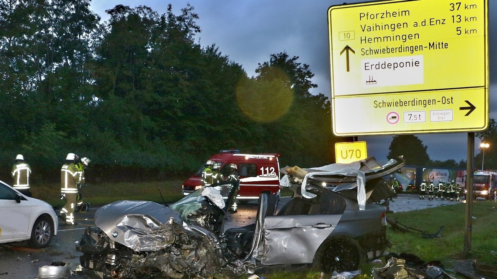 Zwei Menschen müssen nach dem Unfall am Freitagmorgen von der Feuerwehr aus ihren Fahrzeugen befreit werden.  Foto: KS-Images.de/Andreas Rometsch