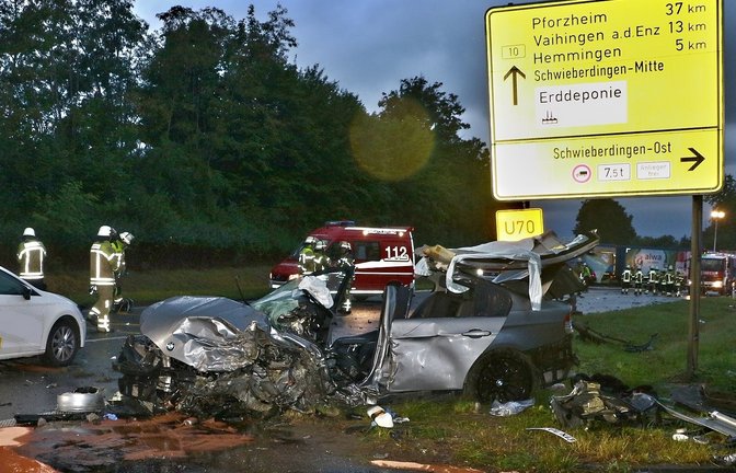 Zwei Menschen müssen nach dem Unfall am Freitagmorgen von der Feuerwehr aus ihren Fahrzeugen befreit werden.  <span class='image-autor'>Foto: KS-Images.de/Andreas Rometsch</span>