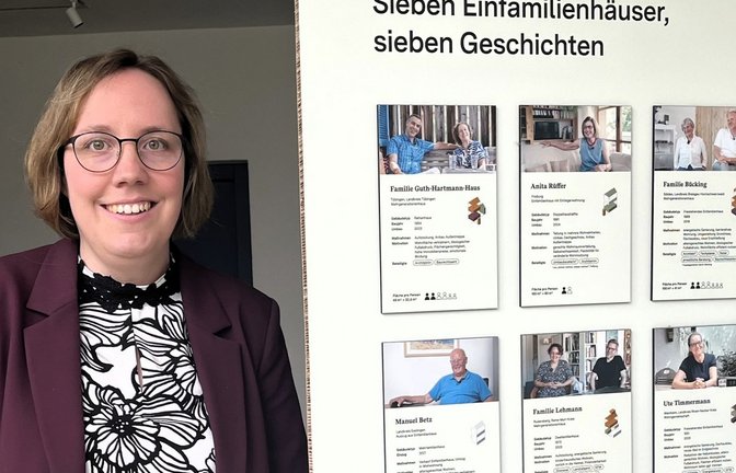 Hauptamtsleiterin Deborah Weiß zeigt eine der informativen Schautafeln. <span class='image-autor'>Foto: Glemser</span>