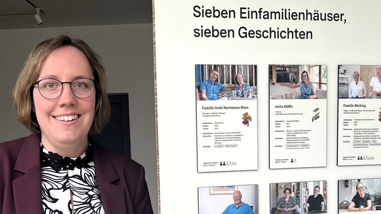 Hauptamtsleiterin Deborah Weiß zeigt eine der informativen Schautafeln. Foto: Glemser