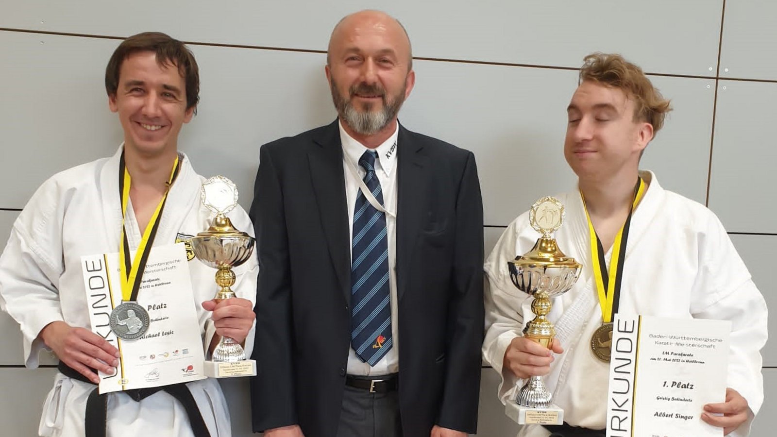 Landesmeister Albert Singer (von rechts), Trainer Mücahit Demirel und Vizemeister Albert Singer feiern ihren Erfolg in Heilbronn. Foto: privat