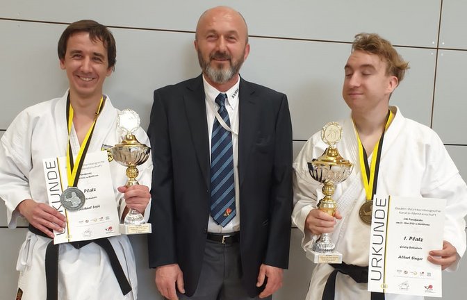 Landesmeister Albert Singer (von rechts), Trainer Mücahit Demirel und Vizemeister Albert Singer feiern ihren Erfolg in Heilbronn. <span class='image-autor'>Foto: privat</span>