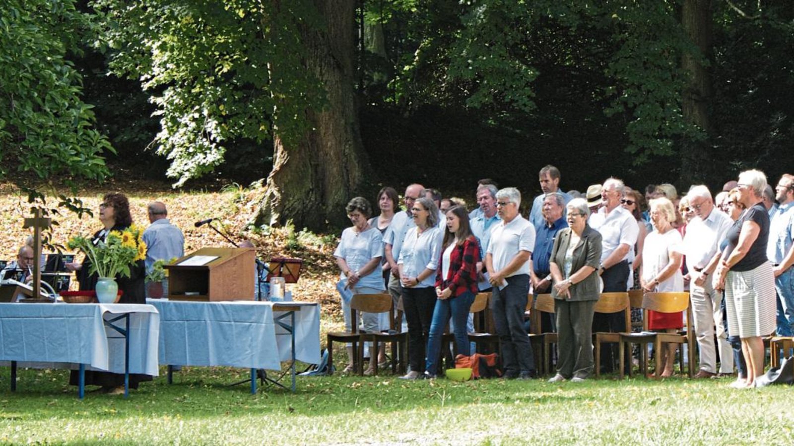 Zahlreiche Besucher feierten gestern einen Open-Air-Gottesdienst im Schlosspark.  Fotos: Friedrich