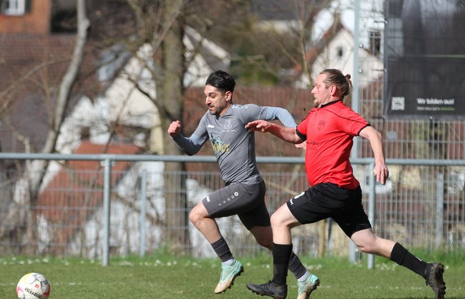 Ein stetiger Unruheherd ist der Enzweihinger Cihat Aytac (links) im Auswärtsspiel bei der SGM Sachsenheim. <span class='image-autor'>Foto: Dittrich</span>