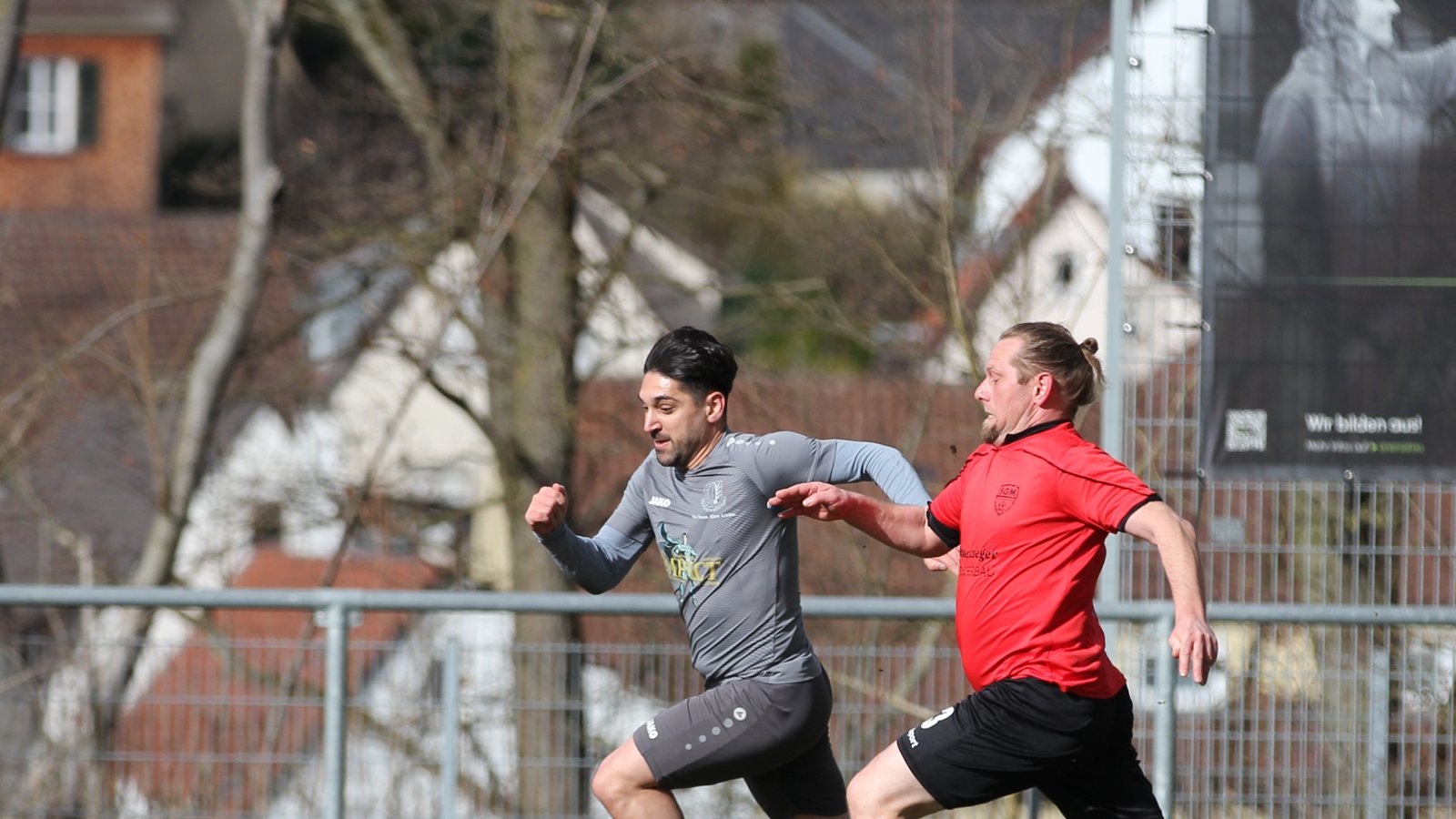 Ein stetiger Unruheherd ist der Enzweihinger Cihat Aytac (links) im Auswärtsspiel bei der SGM Sachsenheim. Foto: Dittrich Ein stetiger Unruheherd ist der Enzweihinger Cihat Aytac (links) im Auswärtsspiel bei der SGM Sachsenheim. Foto: Dittrich