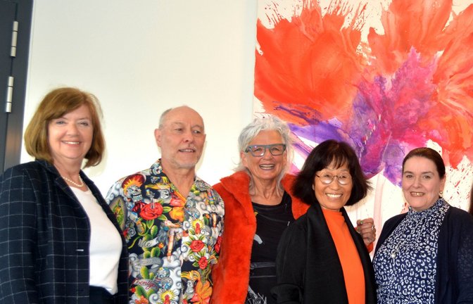 „Pure Lebensfreude“ heißt das Werk von Regina Allgaier im Hintergrund und diese scheint bei der Vernissage auf Ulla Haug-Rössler (von links), Heinz Barthel, Regina Allgaier, Chong-Im Neukamm, Heike Antoni-Stoitzner, Angela Adam und Erhard Neukamm überzuspringen.  <span class='image-autor'>Fotos: Stahlfeld</span>