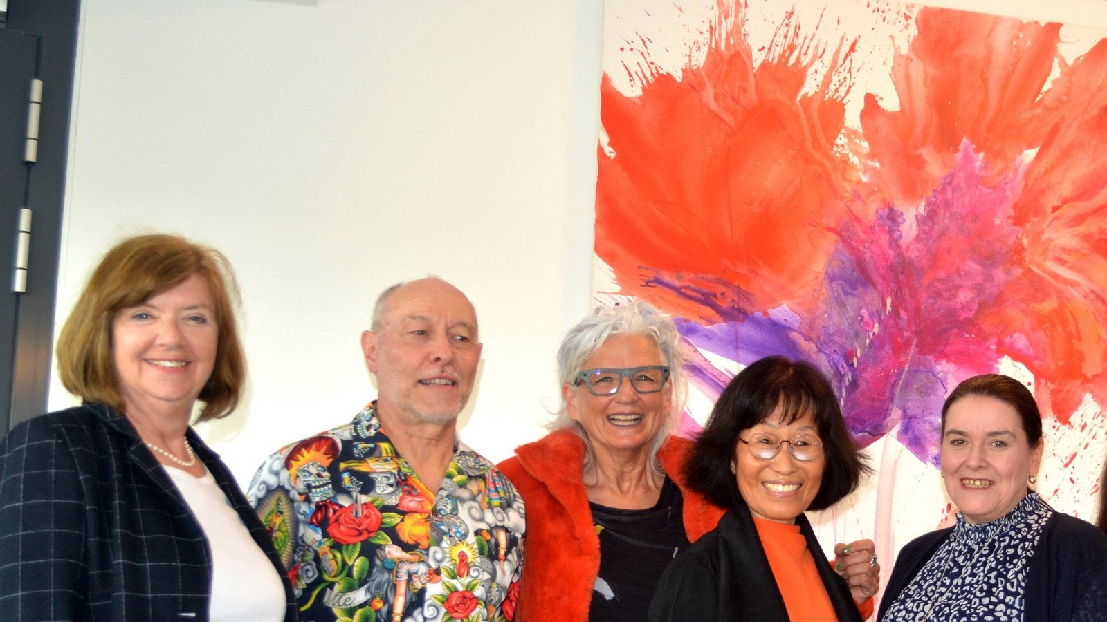 „Pure Lebensfreude“ heißt das Werk von Regina Allgaier im Hintergrund und diese scheint bei der Vernissage auf Ulla Haug-Rössler (von links), Heinz Barthel, Regina Allgaier, Chong-Im Neukamm, Heike Antoni-Stoitzner, Angela Adam und Erhard Neukamm überzuspringen.  Fotos: Stahlfeld