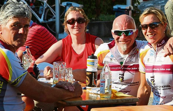 Hanka Kupfernagel (rechts) hat 2014 das Rennen in Eberdingen unterbrochen und sich auf der Hocketse des VfB Eberdingen unters Volk gemischt. Foto: Simecek