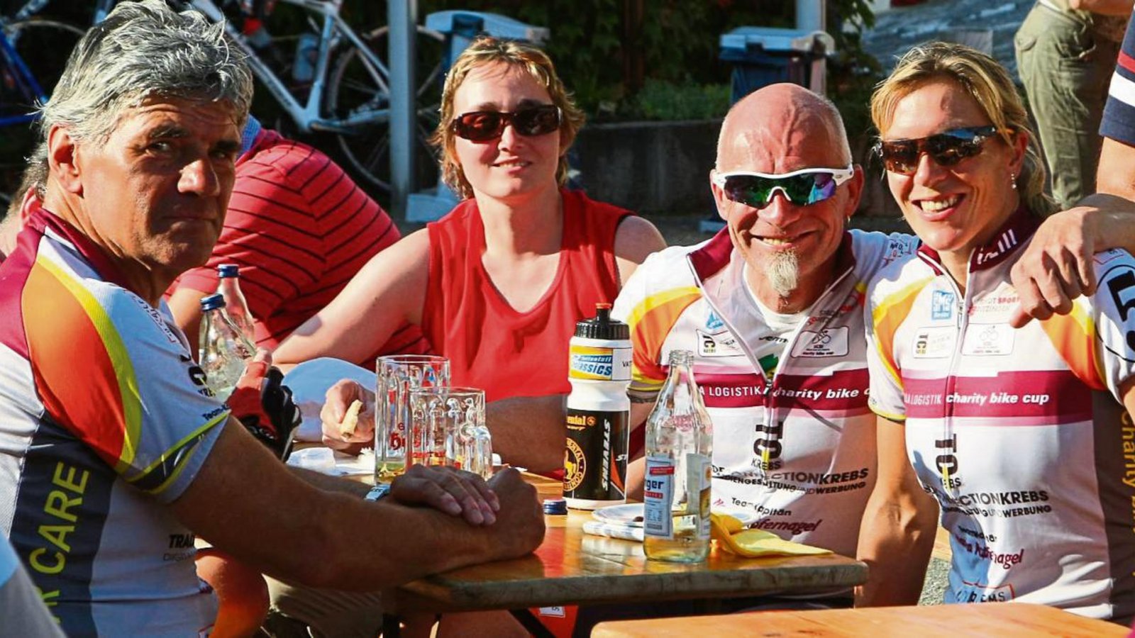 Hanka Kupfernagel (rechts) hat 2014 das Rennen in Eberdingen unterbrochen und sich auf der Hocketse des VfB Eberdingen unters Volk gemischt. Foto: Simecek Hanka Kupfernagel (rechts) hat 2014 das Rennen in Eberdingen unterbrochen und sich auf der Hocketse des VfB Eberdingen unters Volk gemischt. Foto: Simecek