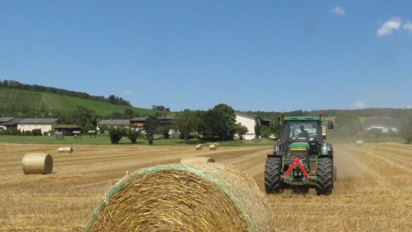 Getreideernte 2024, hier bei Gündelbach: schon fast vorbei.  Foto: Arning