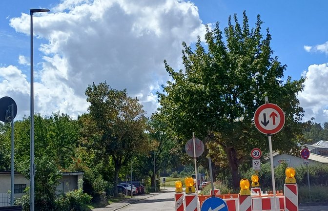 Die kleine Baustelle in der Vaihinger Walter-de-Pay-Straße ist jetzt vorbildlich beschildert. Nun ist Schluss mit der Anarchie beim Umfahren.  <span class='image-autor'>Foto: Rücker</span>