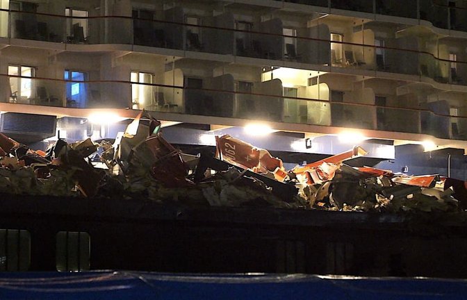 Die schwer beschädigte „Mein Schiff 3“ nach der Kollision im Hafen.<span class='image-autor'>Jörn Hüneke/dpa</span>