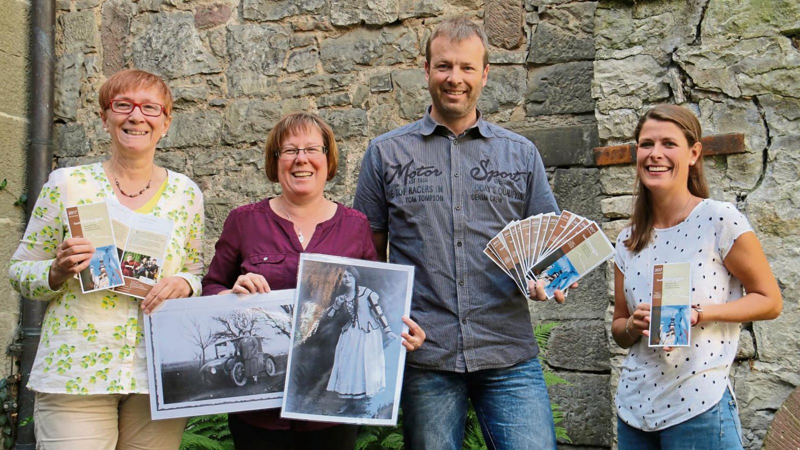 Freude über die neue Stadtführungsbroschüre bei Sylvia Vorhemus, Andrea Majer, Heiko Deichmann und Stephanie Bauer (von links). Stadtarchivarin Majer hält Fotos mit den Alltagsheldinnen Minna Riegel – mit Auto und Hund – und der Tanzlehrerin Ruth Milling in den Händen. Foto: Rücker Freude über die neue Stadtführungsbroschüre bei Sylvia Vorhemus, Andrea Majer, Heiko Deichmann und Stephanie Bauer (von links). Stadtarchivarin Majer hält Fotos mit den Alltagsheldinnen Minna Riegel – mit Auto und Hund – und der Tanzlehrerin Ruth Milling in den Händen. Foto: Rücker