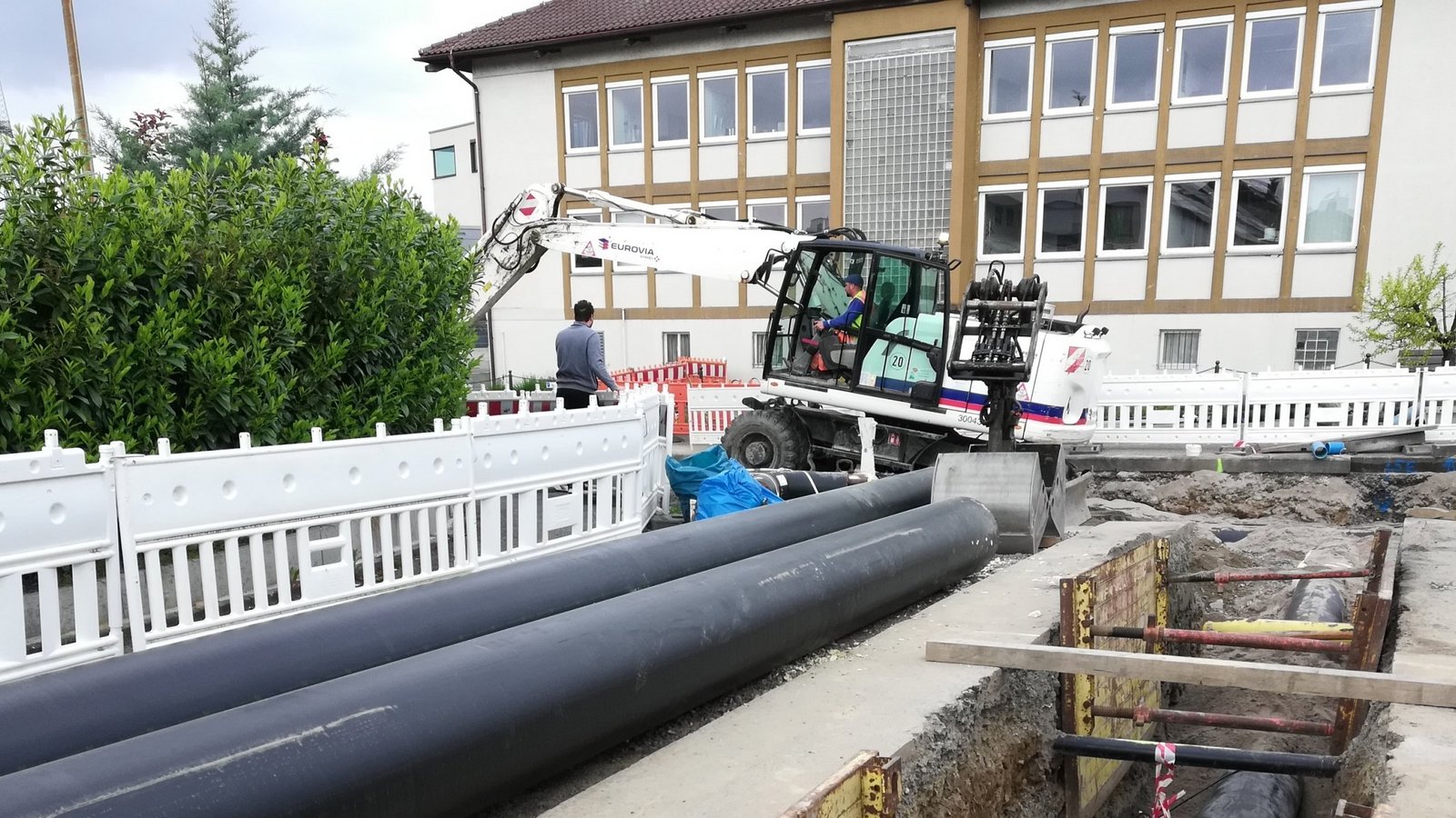 In der Aschmannstraße beim Technischen Rathaus liegen die Rohre für die Nahwärme bereits in der Erde.  Foto: Arning