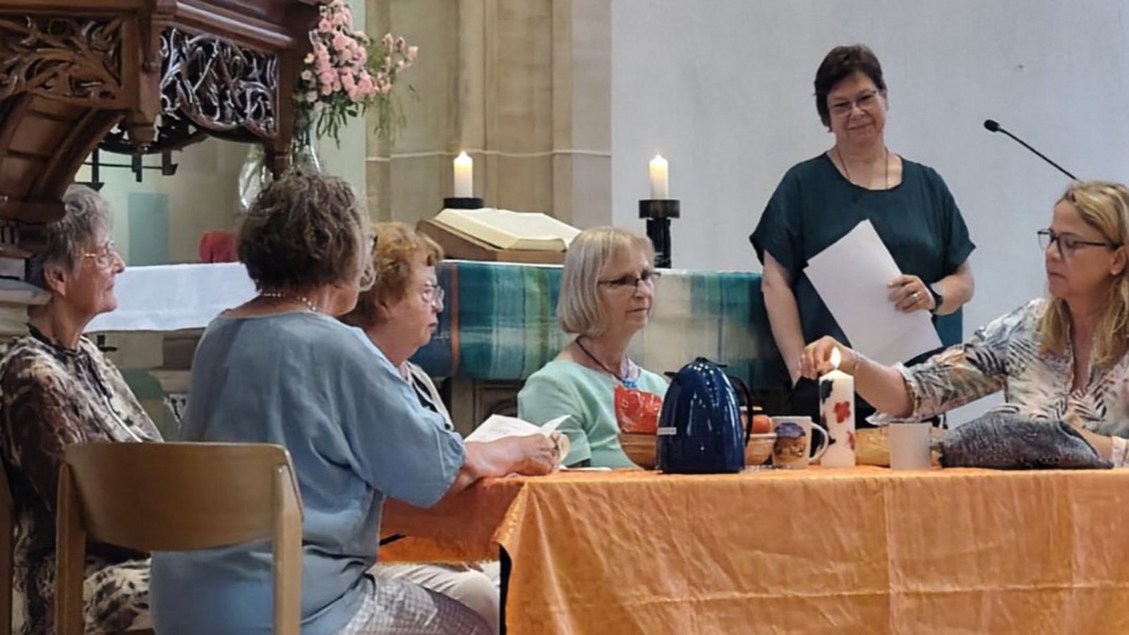 Feiern gemeinsam 20 Jahre Tafel (von links): Andrea Steiger-Pischke, Margarete Duwe, Siglinde Feucht, Ingrid Göbgen, Andrea Magenau, Ulrike Kiesel. Foto: p Feiern gemeinsam 20 Jahre Tafel (von links): Andrea Steiger-Pischke, Margarete Duwe, Siglinde Feucht, Ingrid Göbgen, Andrea Magenau, Ulrike Kiesel. Foto: p
