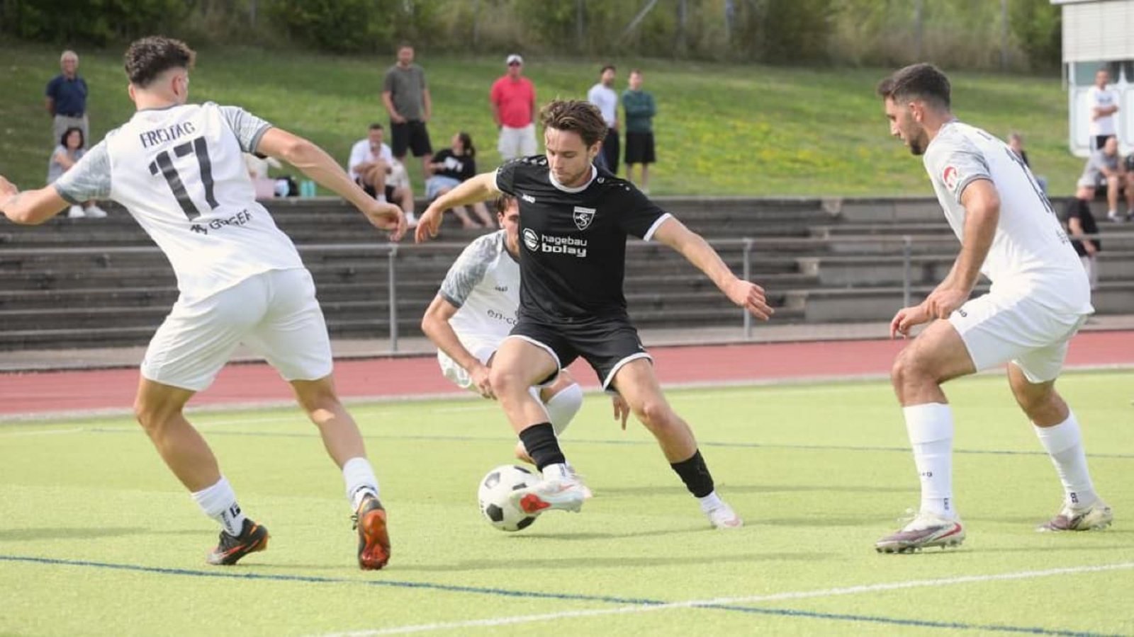 Das Schreckgespenst der Verteidiger der TSG Hofherrnweiler-Unterrombach: SKV-Torjäger Laurin Stütz (Mi.) traf in Hälfte eins gleich dreimal.Andreas Gorr Das Schreckgespenst der Verteidiger der TSG Hofherrnweiler-Unterrombach: SKV-Torjäger Laurin Stütz (Mi.) traf in Hälfte eins gleich dreimal.Andreas Gorr