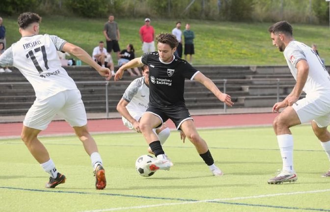 Das Schreckgespenst der Verteidiger der TSG Hofherrnweiler-Unterrombach: SKV-Torjäger Laurin Stütz (Mi.) traf in Hälfte eins gleich dreimal.<span class='image-autor'>Andreas Gorr</span>