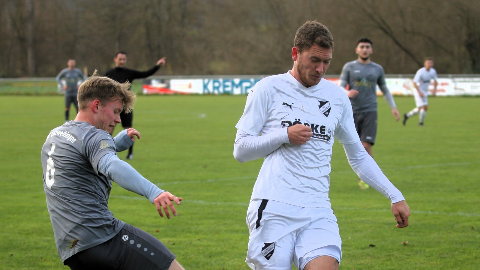 Der TSV Enzweihingen (links Nick Müller) und der SV Horrheim mit Sascha Berger trennen sich 1:1 unentschieden. Foto: Küppers Der TSV Enzweihingen (links Nick Müller) und der SV Horrheim mit Sascha Berger trennen sich 1:1 unentschieden. Foto: Küppers