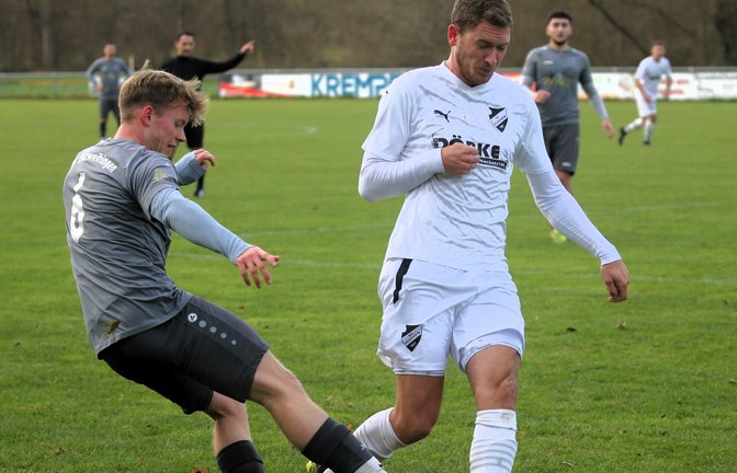Der TSV Enzweihingen (links Nick Müller) und der SV Horrheim mit Sascha Berger trennen sich 1:1 unentschieden. <span class='image-autor'>Foto: Küppers</span>