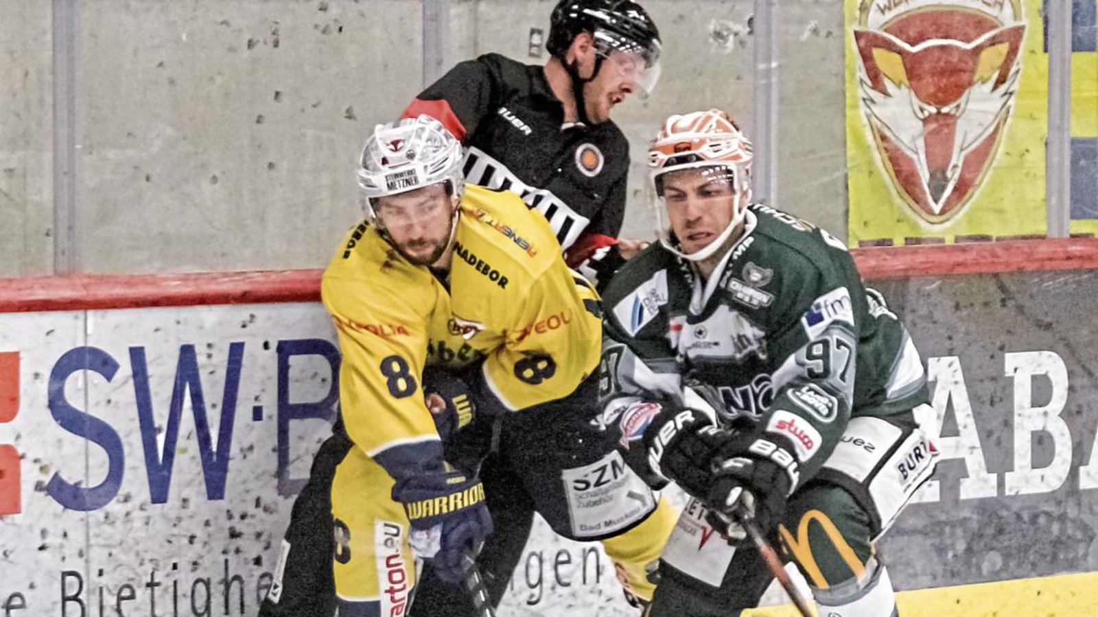 Frederik Cabana (rechts) und die Bietigheim Steelers kamen gegen den ungeschlagenen Spitzenreiter Lausitzer Füchse um Feodor Boiachinov in der Regel einen Schritt zu spät. Foto: Simecek Frederik Cabana (rechts) und die Bietigheim Steelers kamen gegen den ungeschlagenen Spitzenreiter Lausitzer Füchse um Feodor Boiachinov in der Regel einen Schritt zu spät. Foto: Simecek