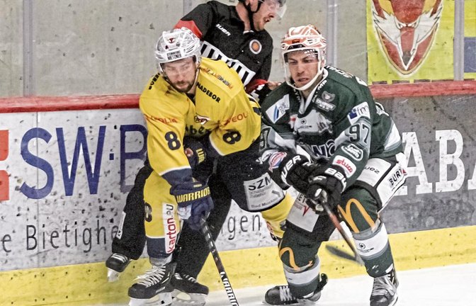 Frederik Cabana (rechts) und die Bietigheim Steelers kamen gegen den ungeschlagenen Spitzenreiter Lausitzer Füchse um Feodor Boiachinov in der Regel einen Schritt zu spät. Foto: Simecek