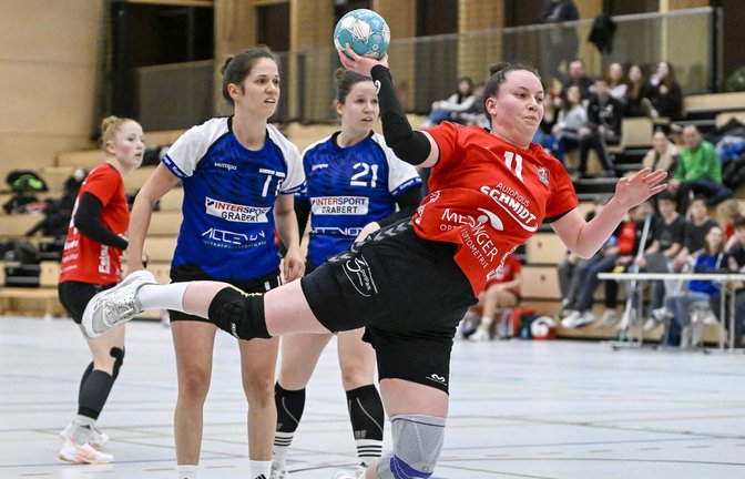 HC Metter Enz (rotes Trikot) - Handballregion Bottwar SG 3, 24:29, 21.02.2026,   Handball, Frauen, Neckar-Franken, Frauen Bezirksoberliga,  Sophie Kämpfe (11) beim Wurf 