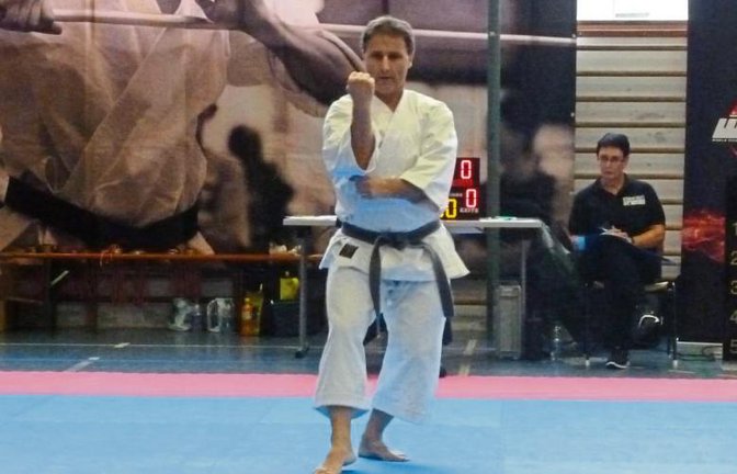 Achim Haubennestel setzt sich in der Kategorie Traditionall 50+ bei der deutschen Budo-Formen-Meisterschaft in Schechingen durch. Foto: privat