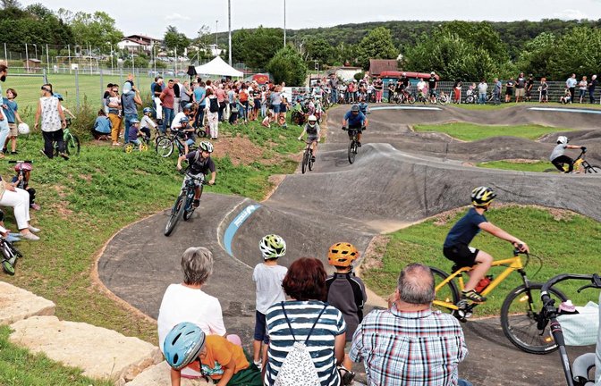 Mit Konzentration ging’s in voller Fahrt von Kurven zu Kuppen.  Fotos: Gergen