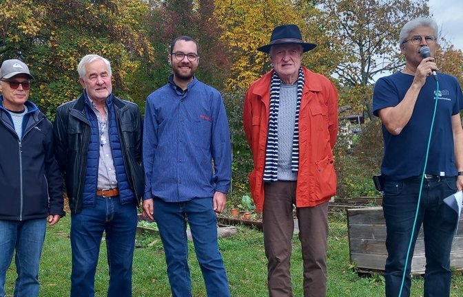 Blicken zum kleinen Jubiläum zurück (von links). Lehrer Gerd Stahuber, die Wengerter Werner Kurz und Hannes Weiberle, der ehemalige Schulleiter Eginhard Fernow und sein Nachfolger Rainer Graef.  <span class='image-autor'>Foto: Glemser</span>