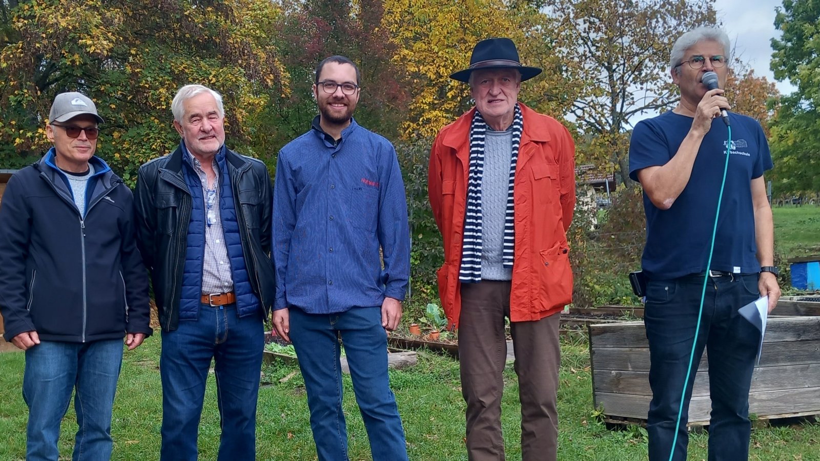 Blicken zum kleinen Jubiläum zurück (von links). Lehrer Gerd Stahuber, die Wengerter Werner Kurz und Hannes Weiberle, der ehemalige Schulleiter Eginhard Fernow und sein Nachfolger Rainer Graef. Foto: Glemser Blicken zum kleinen Jubiläum zurück (von links). Lehrer Gerd Stahuber, die Wengerter Werner Kurz und Hannes Weiberle, der ehemalige Schulleiter Eginhard Fernow und sein Nachfolger Rainer Graef. Foto: Glemser