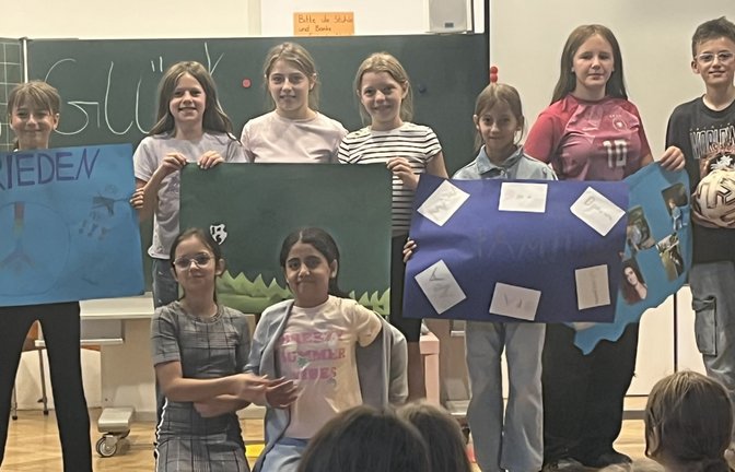 Was sie glücklich macht, zeigen die jungen Teilnehmer der Sachsenheimer Sommerschule auf selbstgestalteten Plakaten.  <span class='image-autor'>Foto: Glemser</span>