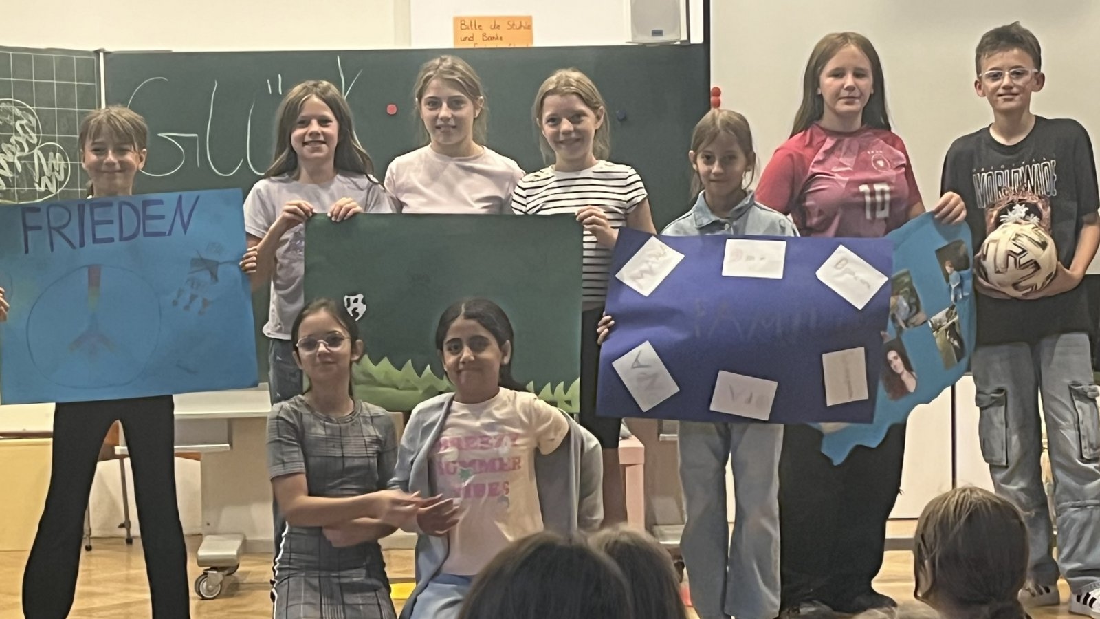 Was sie glücklich macht, zeigen die jungen Teilnehmer der Sachsenheimer Sommerschule auf selbstgestalteten Plakaten. Foto: Glemser Was sie glücklich macht, zeigen die jungen Teilnehmer der Sachsenheimer Sommerschule auf selbstgestalteten Plakaten. Foto: Glemser